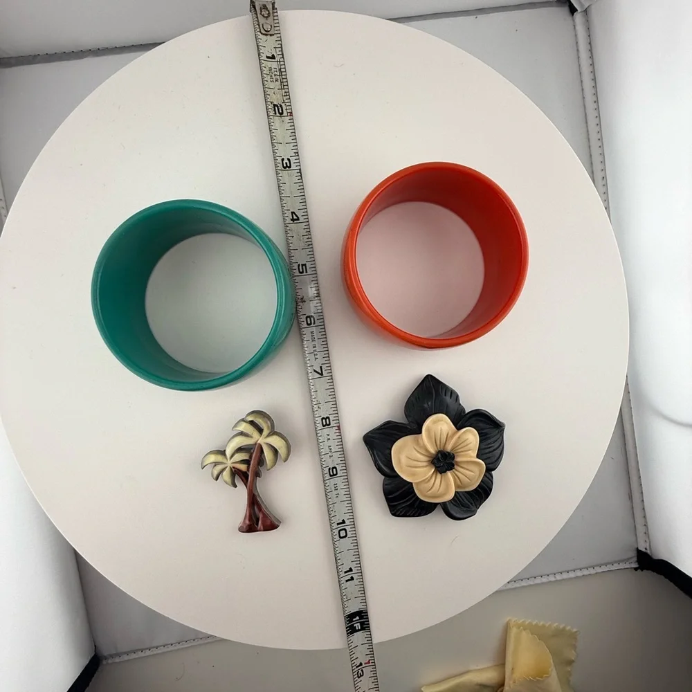 Group of retro / vintage plastic bangles and Hawaiian broach - Picture 2 of 5